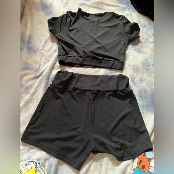Rib-Knit Cap Sleeve Zipper Crop Top & Black Wide Waist Drawstring Shorts Set - Picture 5 of 11